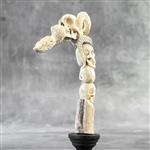 Snijwerk, NO RESERVE PRICE - A stack of Human Skull and Snake carving from a deer antler on a stand 