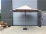 (399) Lot nieuwe tuinparasols in taupe gratis hoes