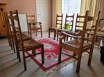 6 eiken stoelen en 2 eiken troonstoelen