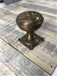 Deurknop , Art Nouveau Knop met Rosette , gepatineerd messing, draaibaar.