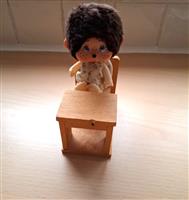 Vintage MonChhiChi op Houten Schoolbankje 1976