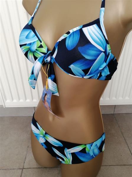 Grote foto voorgevormde bikini in blauwe tinten pareo kleding dames badmode en zwemkleding