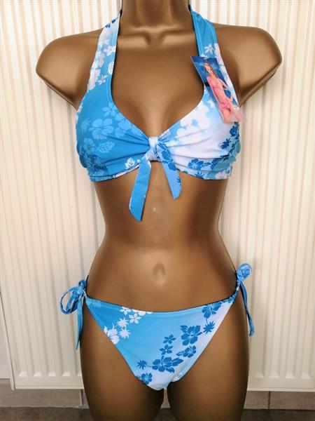 Grote foto mooie bikini in blauwe tinten met pareo kleding dames badmode en zwemkleding