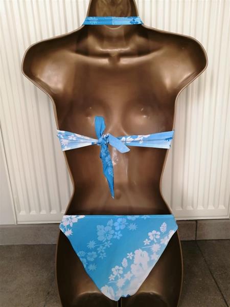 Grote foto mooie bikini in blauwe tinten met pareo kleding dames badmode en zwemkleding