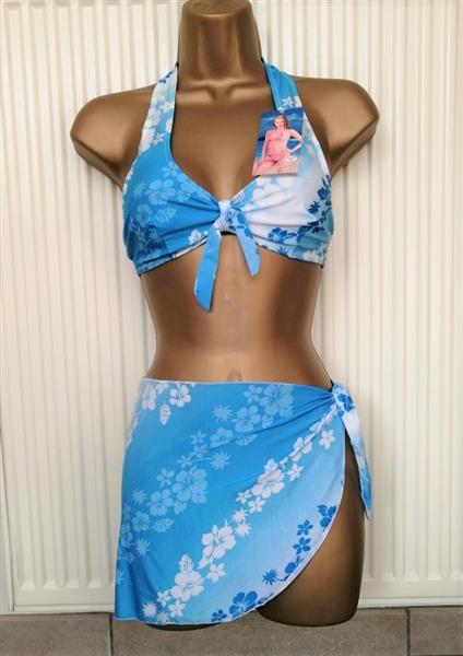 Grote foto mooie bikini in blauwe tinten met pareo kleding dames badmode en zwemkleding