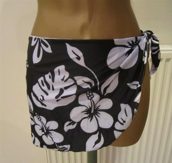 Grote foto zwarte bikini met witte print en pareo kleding dames badmode en zwemkleding