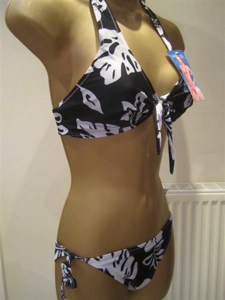 Grote foto zwarte bikini met witte print en pareo kleding dames badmode en zwemkleding