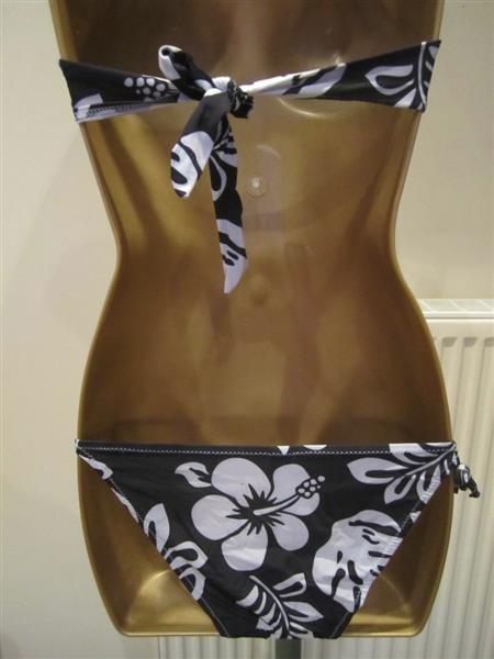 Grote foto zwarte bikini met witte print en pareo kleding dames badmode en zwemkleding