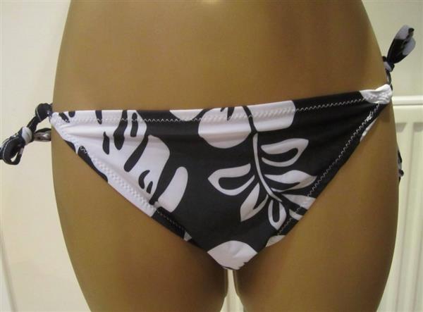 Grote foto zwarte bikini met witte print en pareo kleding dames badmode en zwemkleding