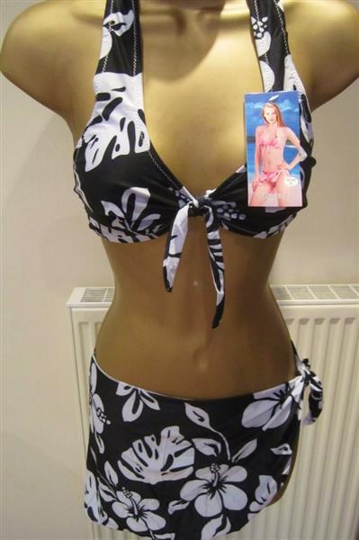 Grote foto zwarte bikini met witte print en pareo kleding dames badmode en zwemkleding