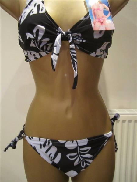 Grote foto zwarte bikini met witte print en pareo kleding dames badmode en zwemkleding