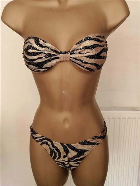 Grote foto prachtige strapless goudkleurige bikini met zwart kleding dames badmode en zwemkleding