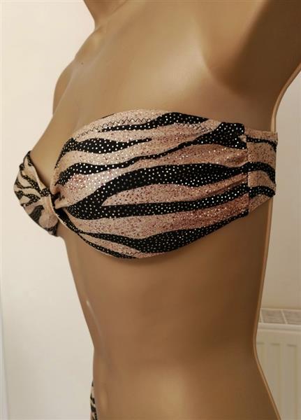 Grote foto prachtige strapless goudkleurige bikini met zwart kleding dames badmode en zwemkleding