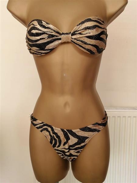 Grote foto prachtige strapless goudkleurige bikini met zwart kleding dames badmode en zwemkleding