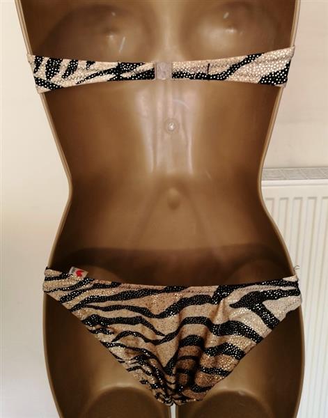 Grote foto prachtige strapless goudkleurige bikini met zwart kleding dames badmode en zwemkleding