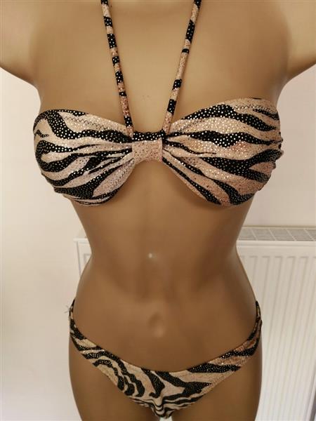 Grote foto prachtige strapless goudkleurige bikini met zwart kleding dames badmode en zwemkleding