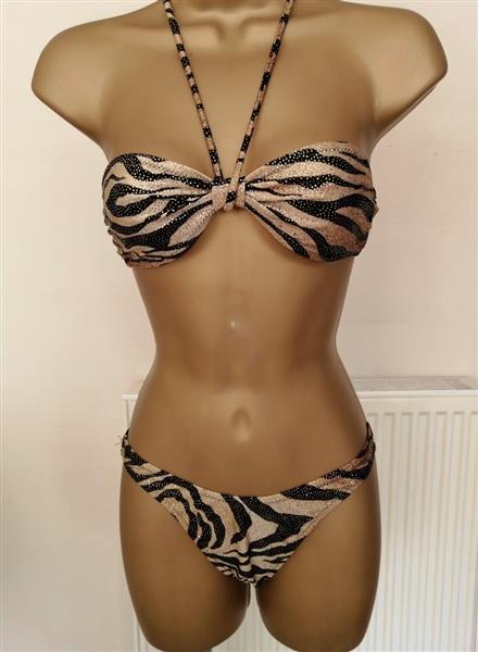 Grote foto prachtige strapless goudkleurige bikini met zwart kleding dames badmode en zwemkleding