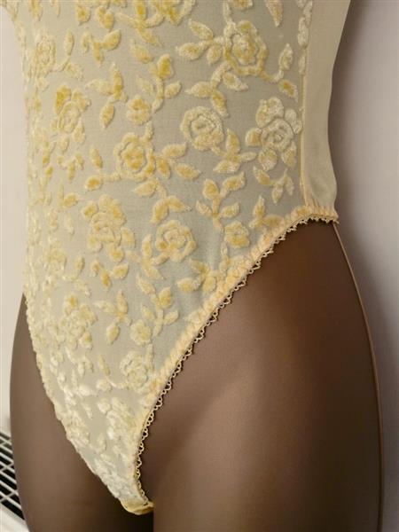 Grote foto prachtige vanillegele body met velours bloemen 80b kleding dames ondergoed en lingerie