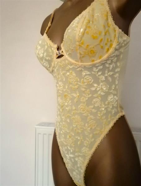 Grote foto prachtige vanillegele body met velours bloemen 80b kleding dames ondergoed en lingerie