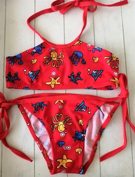 Grote foto bikini met zeediertjes print in mooie rode kleur kinderen en baby maat 116