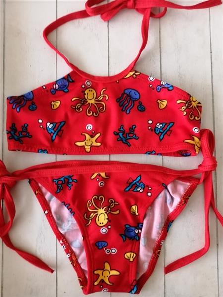 Grote foto bikini met zeediertjes print in mooie rode kleur kinderen en baby maat 116