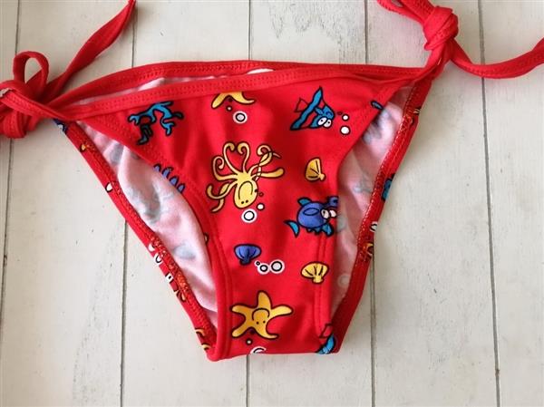 Grote foto bikini met zeediertjes print in mooie rode kleur kinderen en baby maat 116