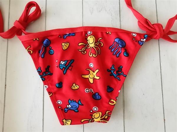 Grote foto bikini met zeediertjes print in mooie rode kleur kinderen en baby maat 116