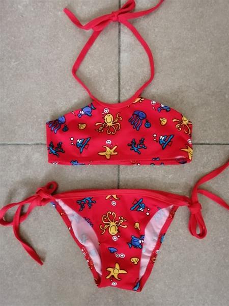 Grote foto bikini met zeediertjes print in mooie rode kleur kinderen en baby maat 116