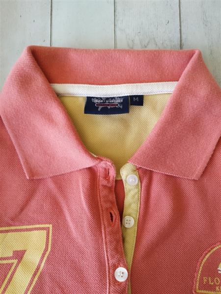 Grote foto pompelmoeskleurige polo met sportieve print kleding dames tops