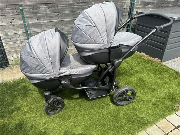 Grote foto kinderwagen tweeling kinderen en baby tweelingen en meerlingen