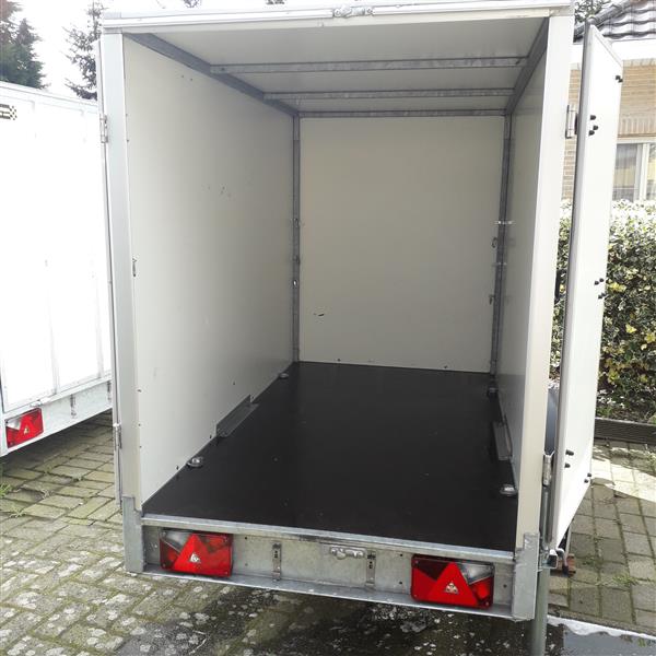 Grote foto gesloten aanhangwagen auto diversen aanhangers