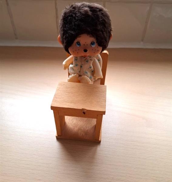 Grote foto vintage monchhichi op houten schoolbankje 1976 verzamelen beren