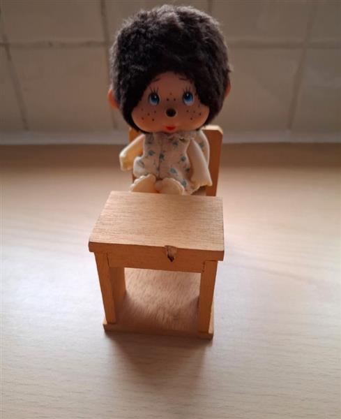 Grote foto vintage monchhichi op houten schoolbankje 1976 verzamelen beren