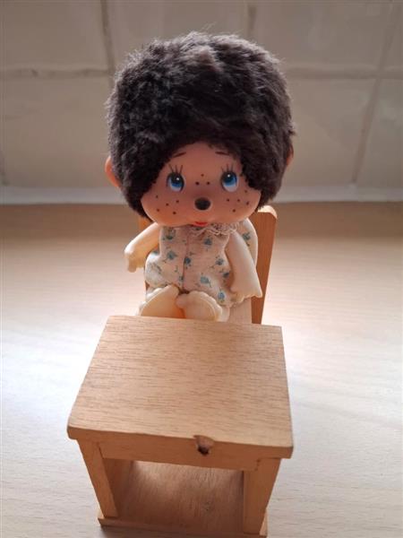 Grote foto vintage monchhichi op houten schoolbankje 1976 verzamelen beren