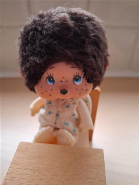 Grote foto vintage monchhichi op houten schoolbankje 1976 verzamelen beren