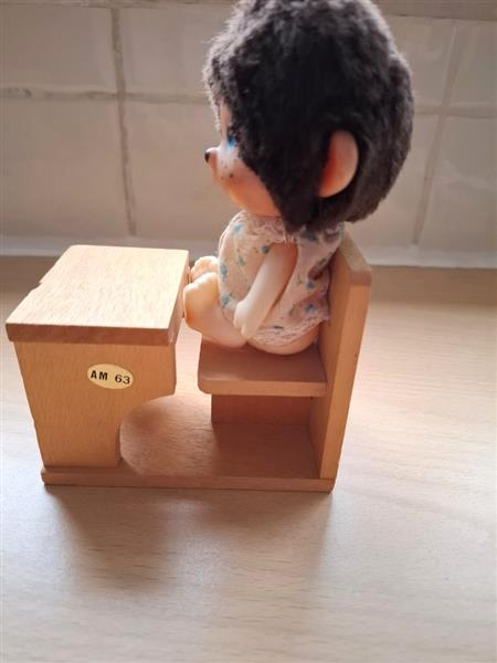 Grote foto vintage monchhichi op houten schoolbankje 1976 verzamelen beren