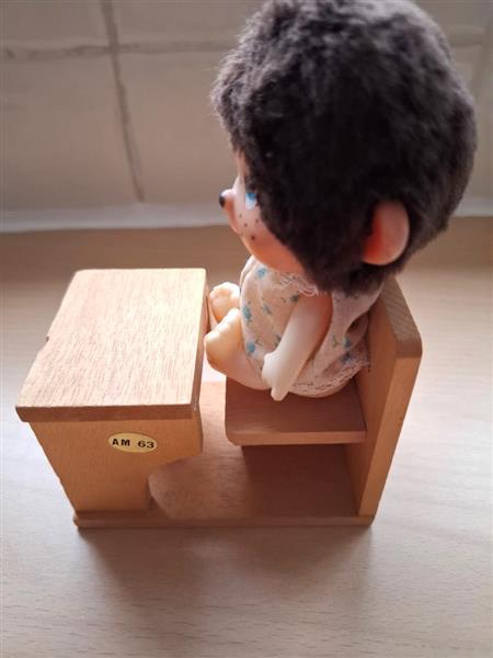 Grote foto vintage monchhichi op houten schoolbankje 1976 verzamelen beren