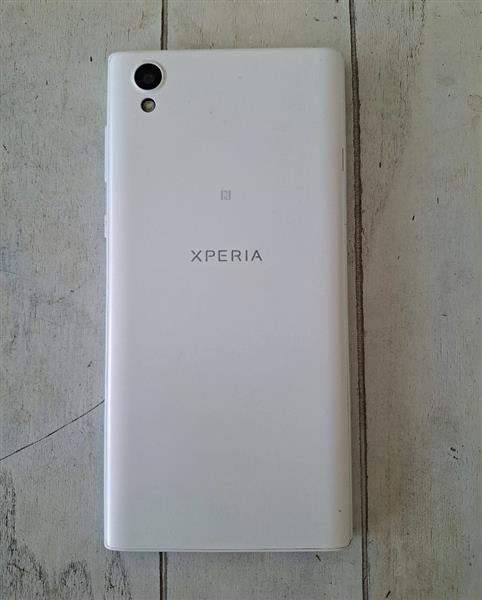 Grote foto parelmoerwitte sony xperia l1 smartphone telecommunicatie sony