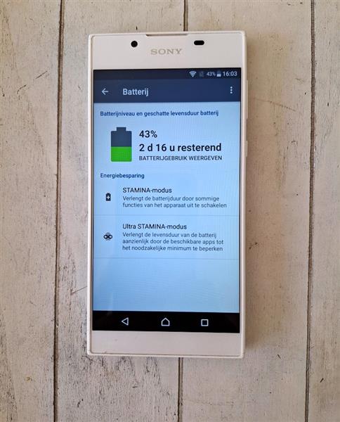 Grote foto parelmoerwitte sony xperia l1 smartphone telecommunicatie sony