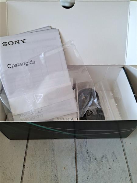 Grote foto parelmoerwitte sony xperia l1 smartphone telecommunicatie sony