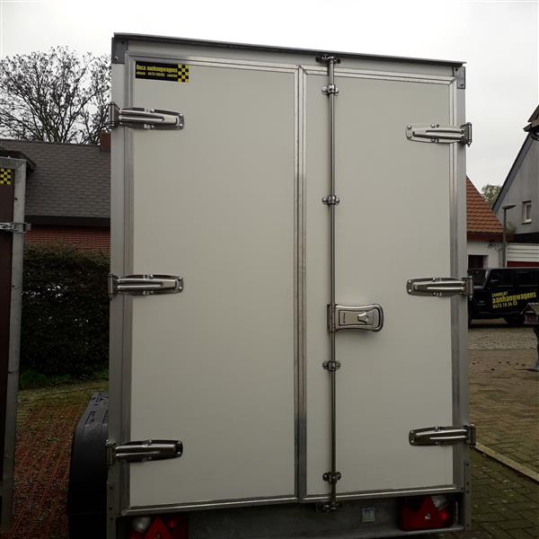 Grote foto gesloten aanhangwagen geremd 2.700 kg auto diversen aanhangers