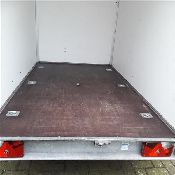 Grote foto gesloten aanhangwagen geremd 2.700 kg auto diversen aanhangers