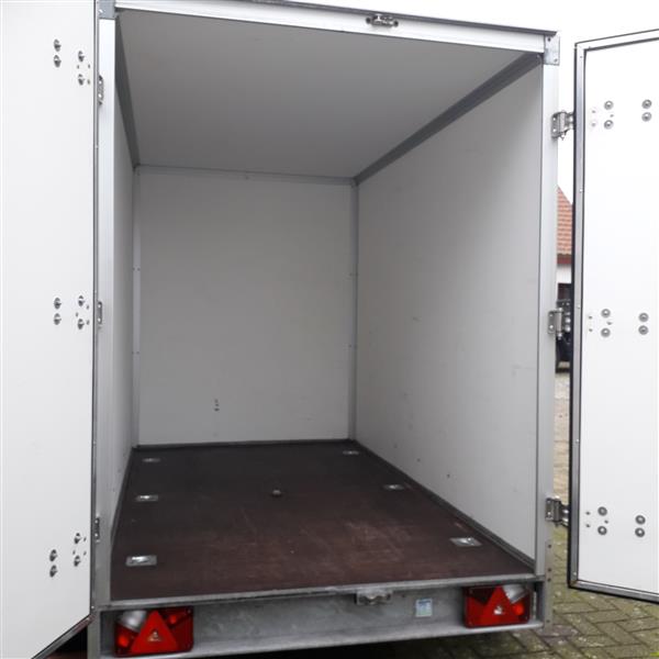 Grote foto gesloten aanhangwagen geremd 2.700 kg auto diversen aanhangers