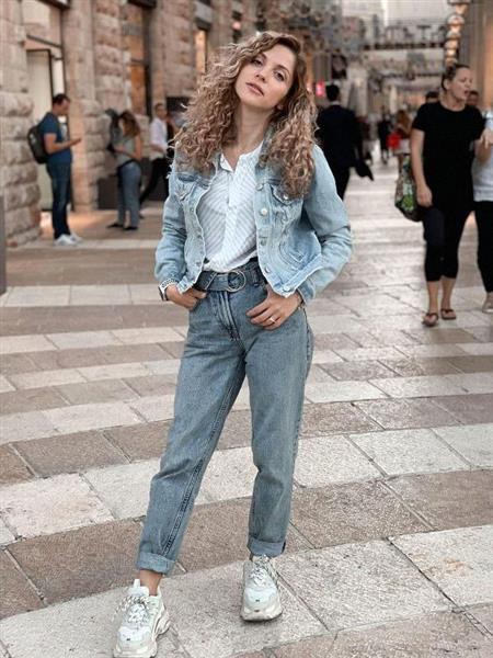 Grote foto lieve nieuwe mama voelt zich alleen contacten en berichten vrouw zoekt man