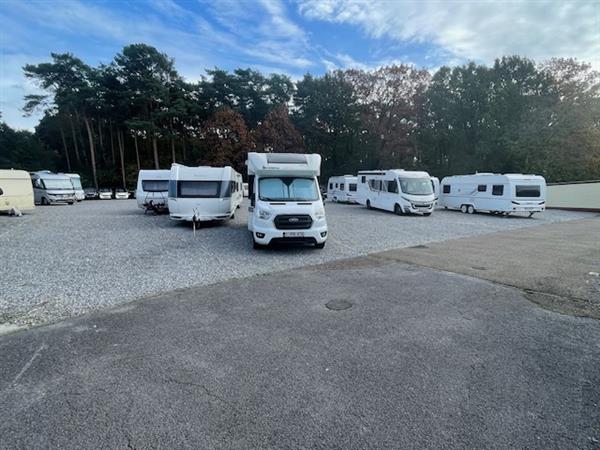 Grote foto stalling mobilhomes caravans caravans en kamperen stalling