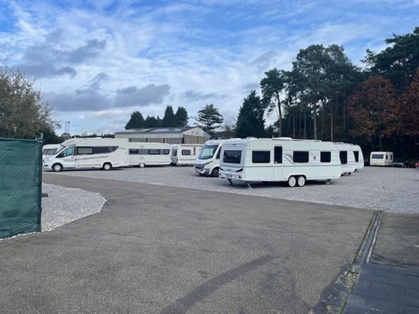 Grote foto stalling mobilhomes caravans caravans en kamperen stalling